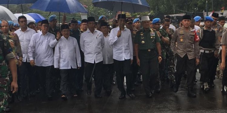 di-tengah-guyuran-hujan-jokowi-akan-salat-jumat-bareng-pendemo-rev-1